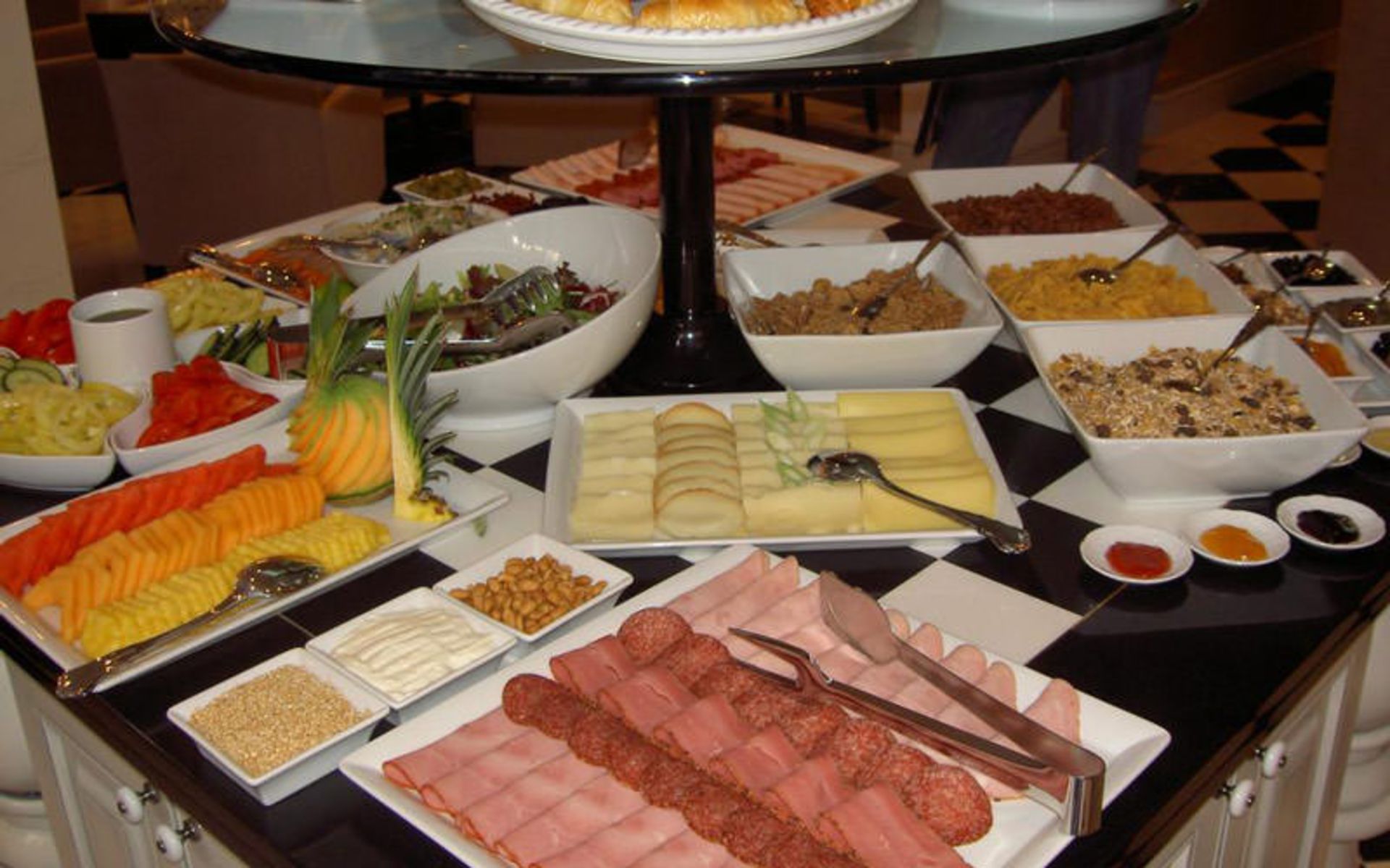هتل کوینز کورت هتل اند رزیدنس (Queen's Court Hotel & Residence)