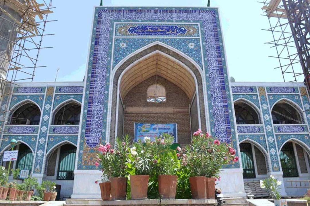 حیاط و ایوان آرامگاه بی‌ بی شطیطه