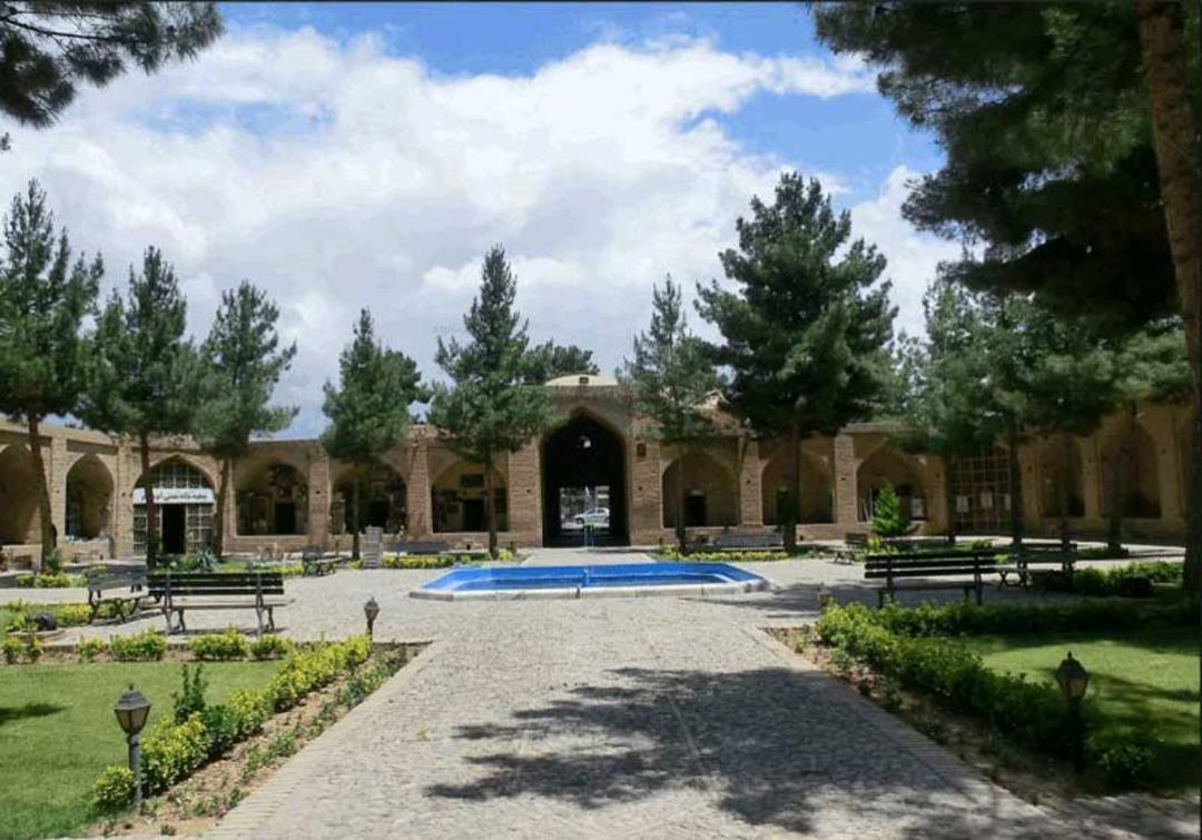 حیاط سرسبز رباط شاه‌ عباسی نیشابور