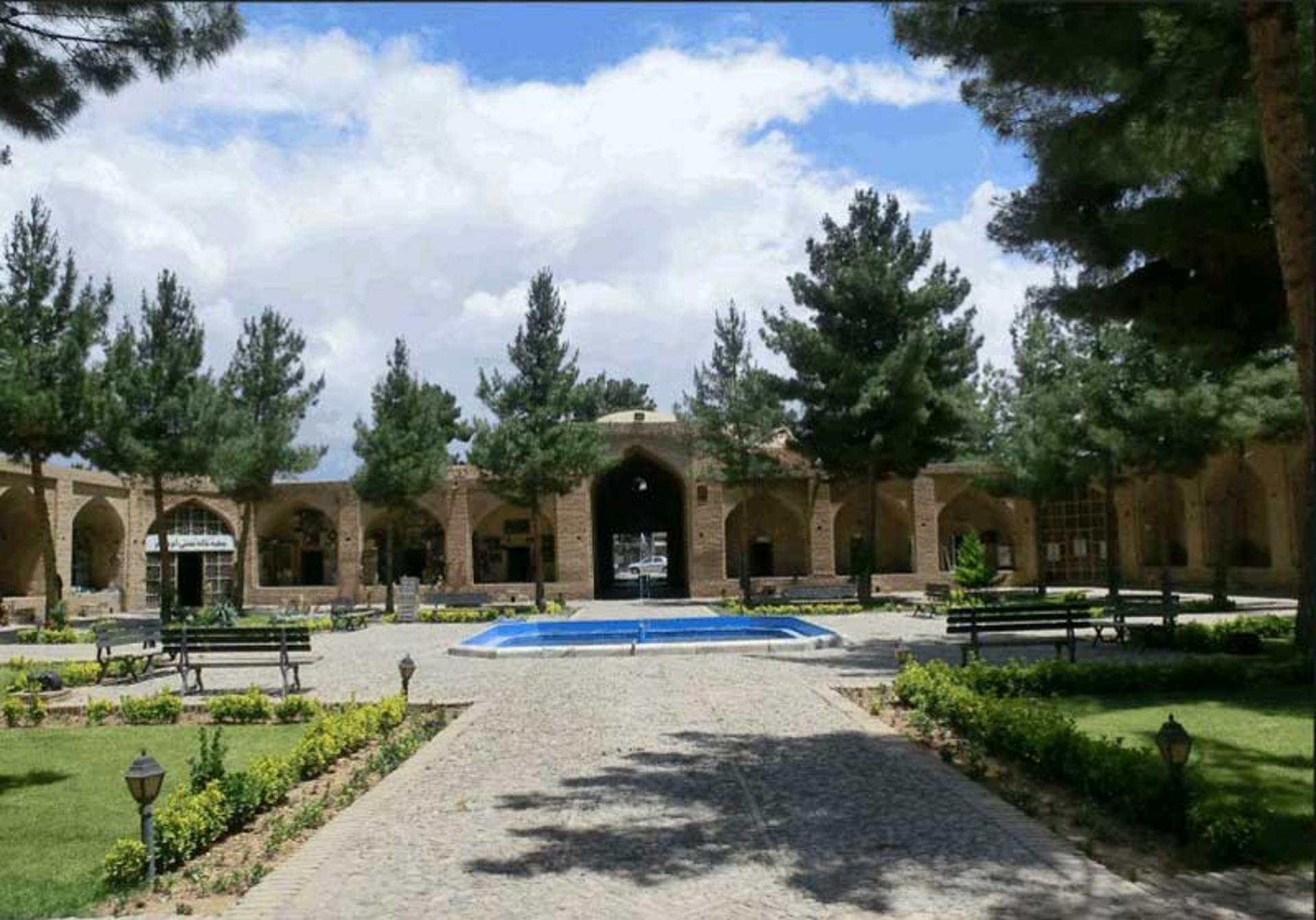 حیاط سرسبز رباط شاه‌ عباسی نیشابور