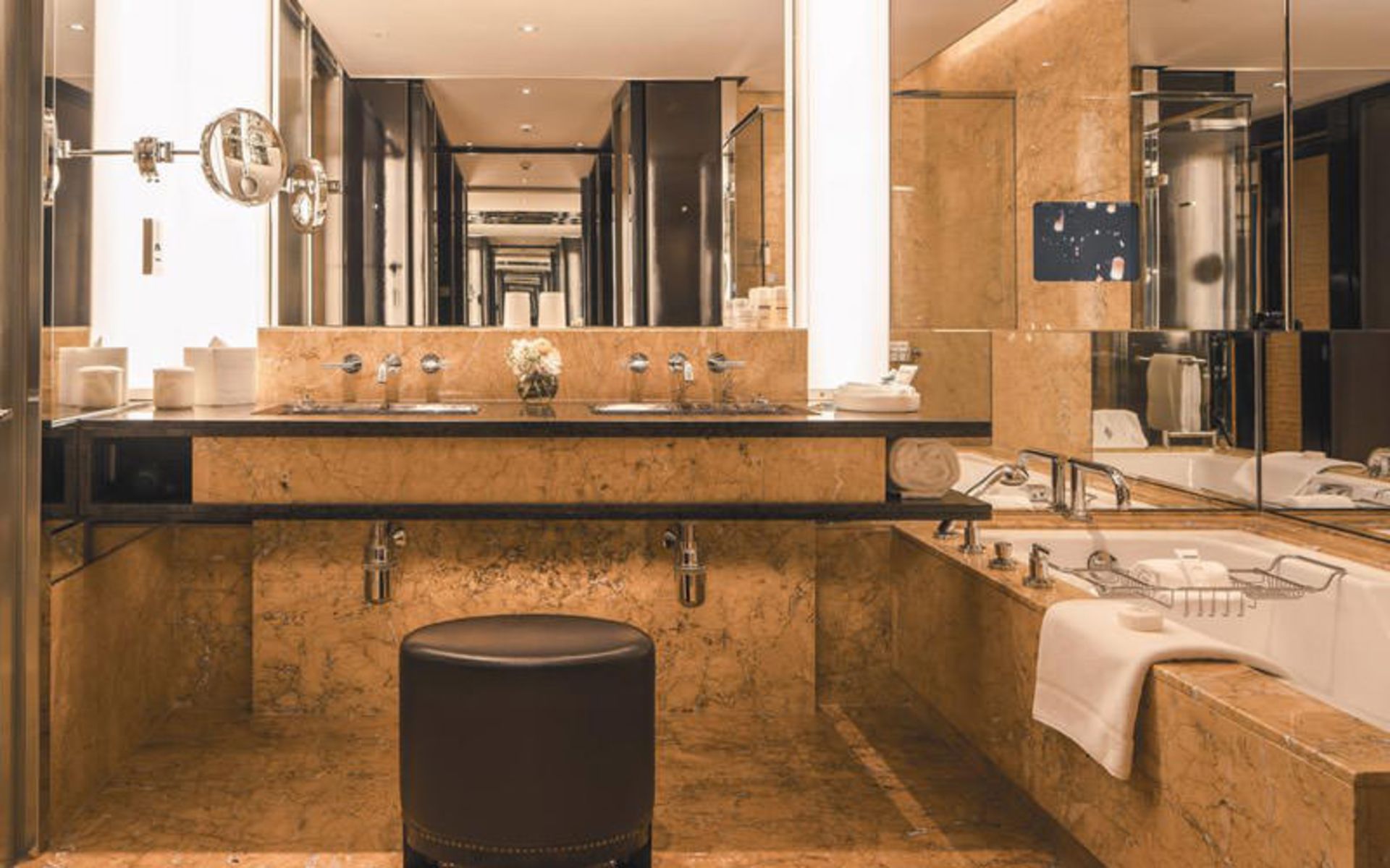 هتل فور سیزن هنگ کنگ (Four Seasons Hotel Hong Kong)