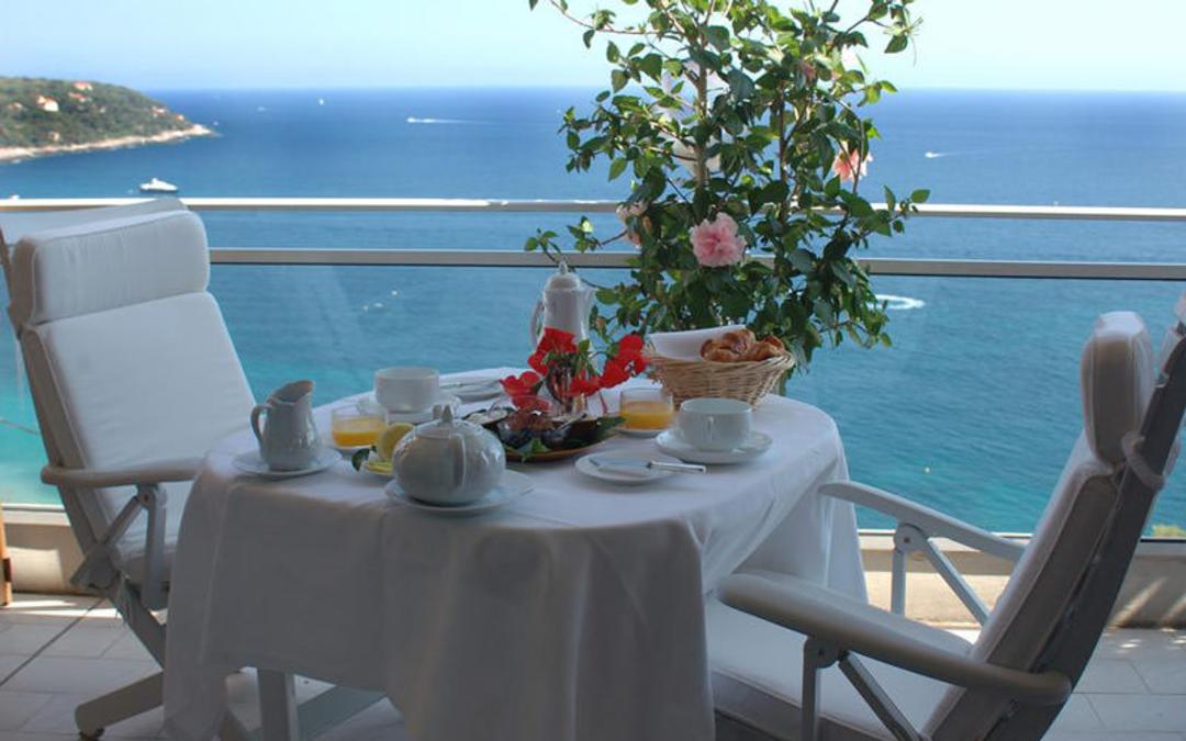 هتل له روکوبرون (Hôtel Le Roquebrune)