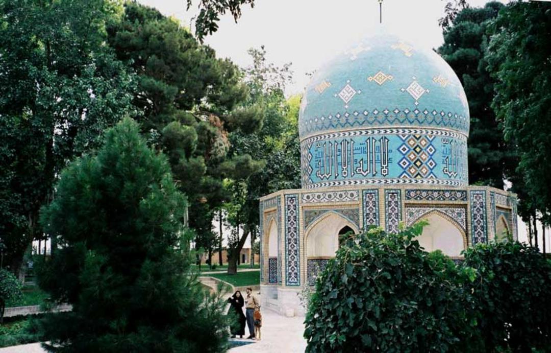 آرامگاه عطار در میان باغ سرسبز