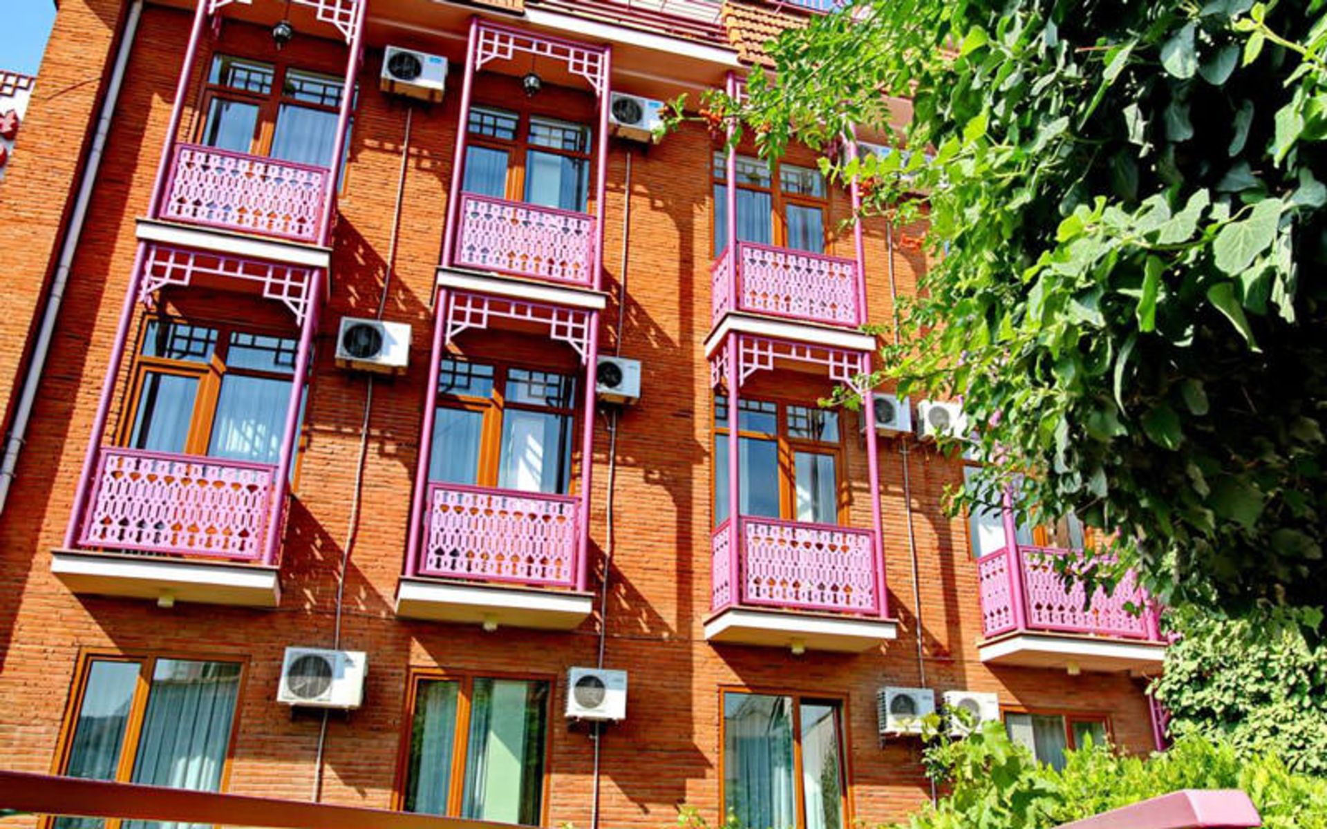 هتل ایرمنی (Irmeni Hotel)