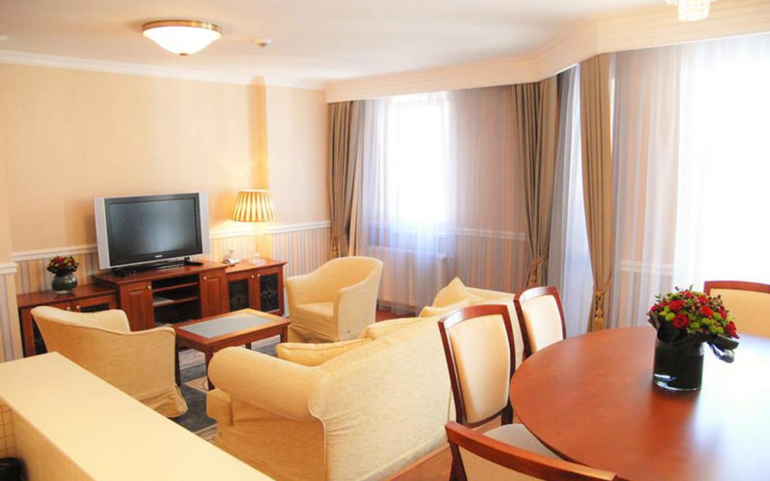 هتل کوینز کورت هتل اند رزیدنس (Queen's Court Hotel & Residence)