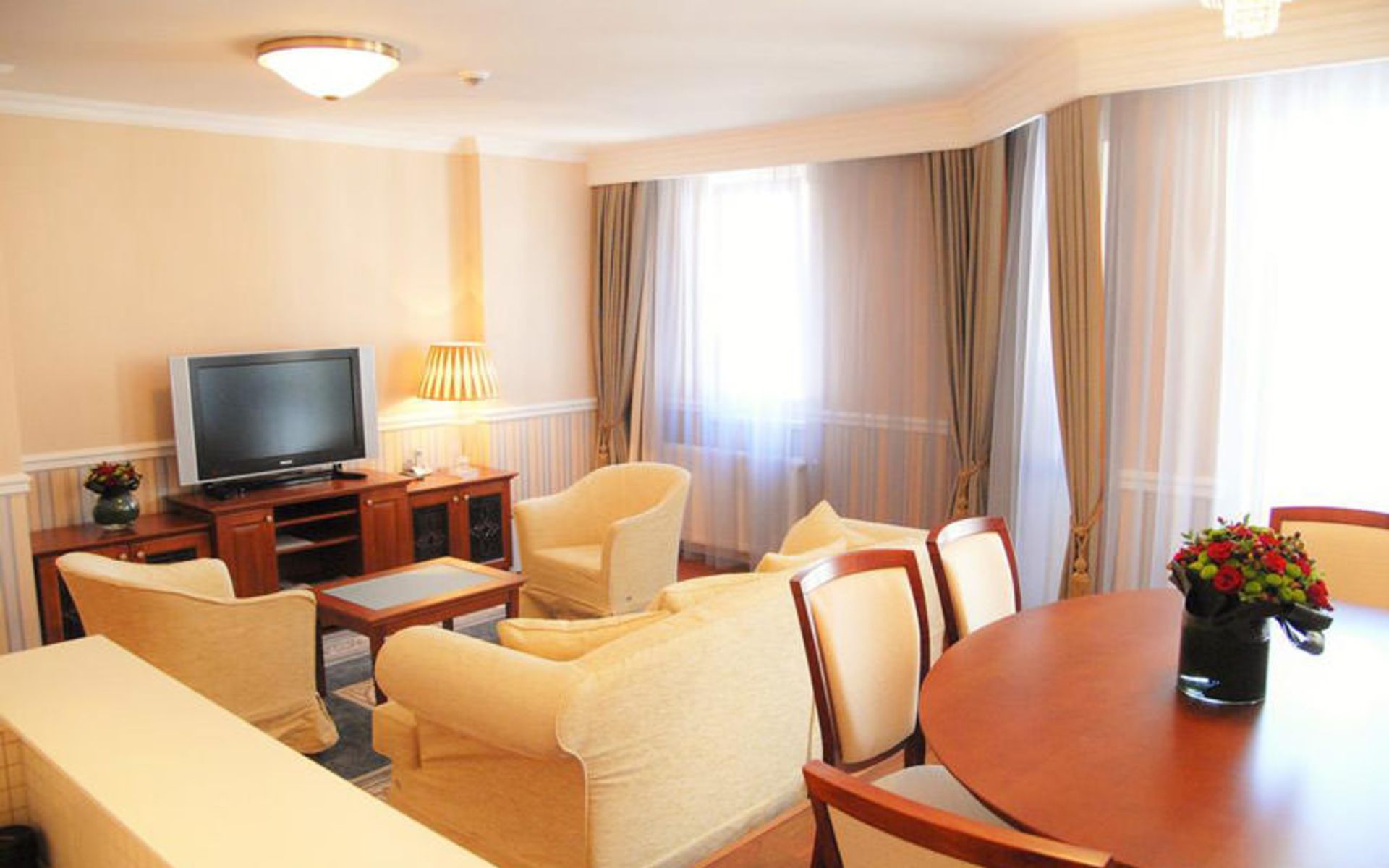 هتل کوینز کورت هتل اند رزیدنس (Queen's Court Hotel & Residence)