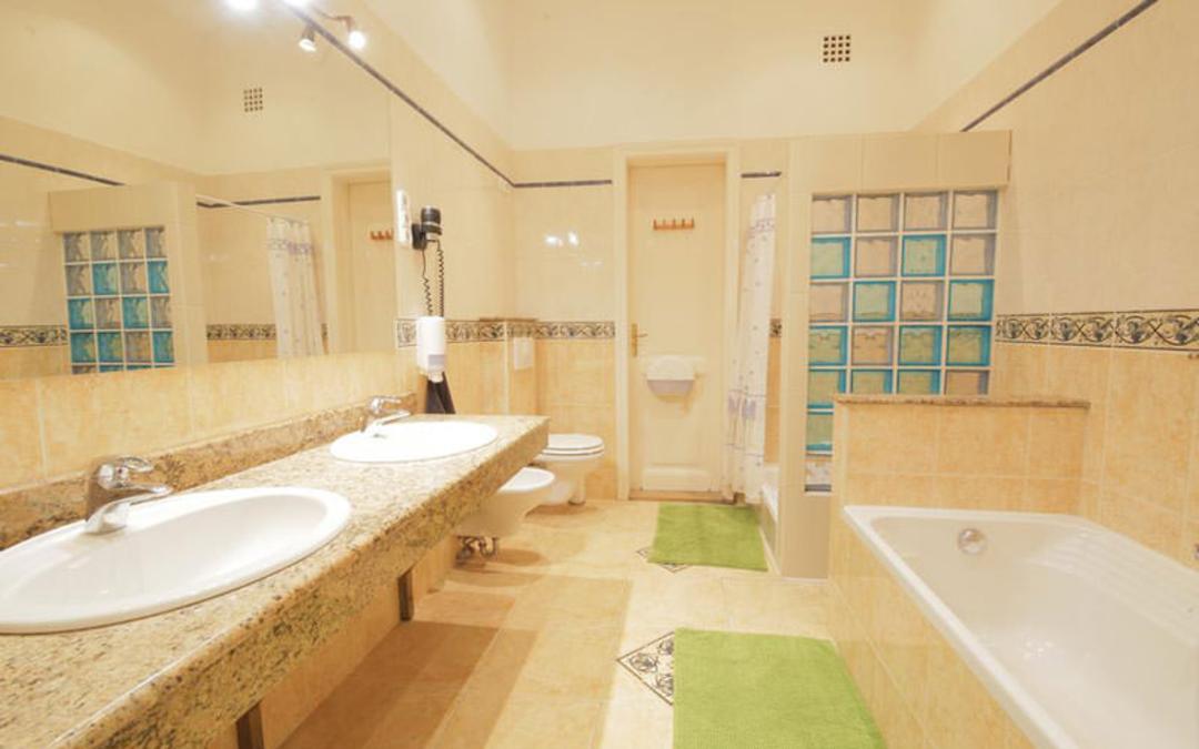هتل ماوریک هاستل انسویت (Maverick Hostel & Ensuites)