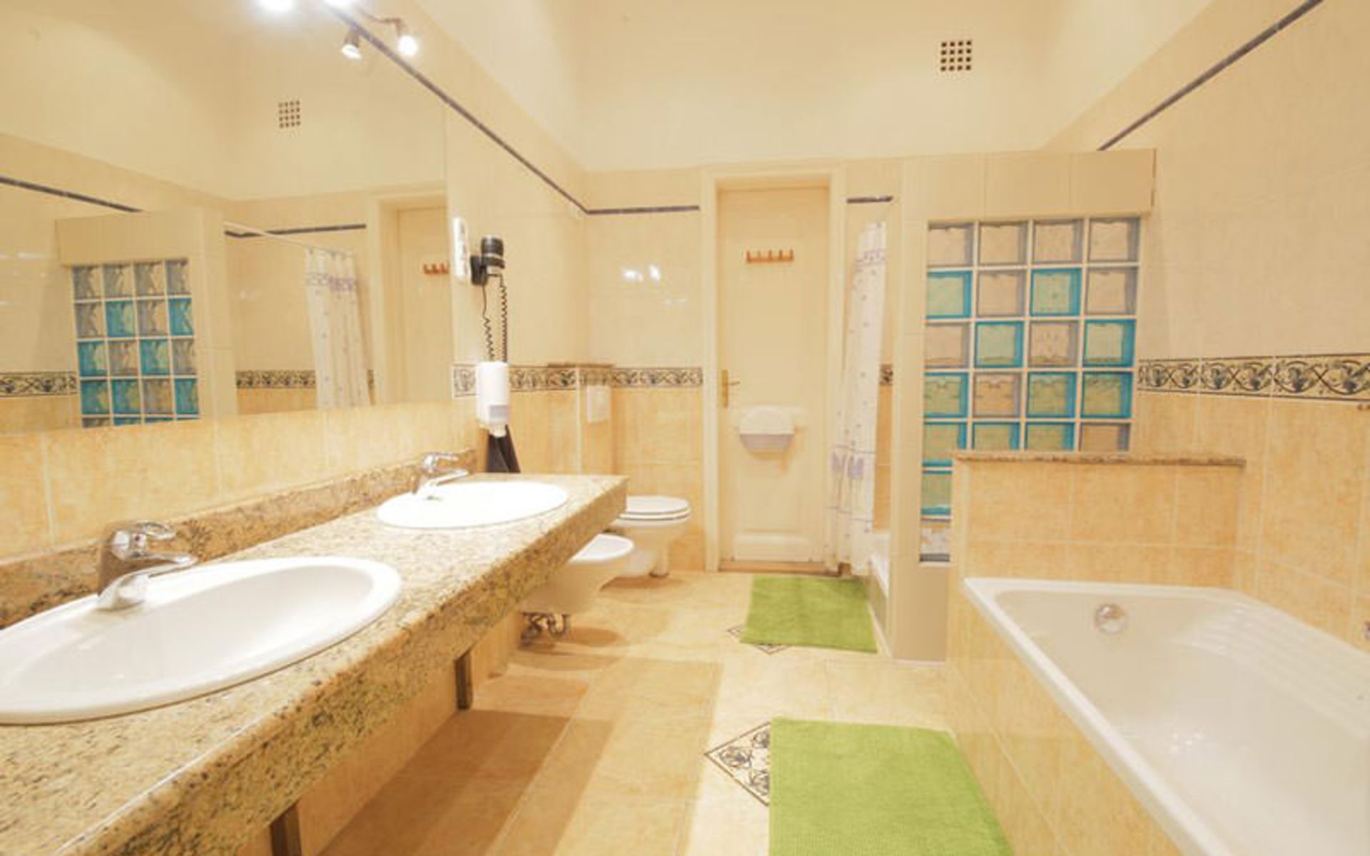 هتل ماوریک هاستل انسویت (Maverick Hostel & Ensuites)