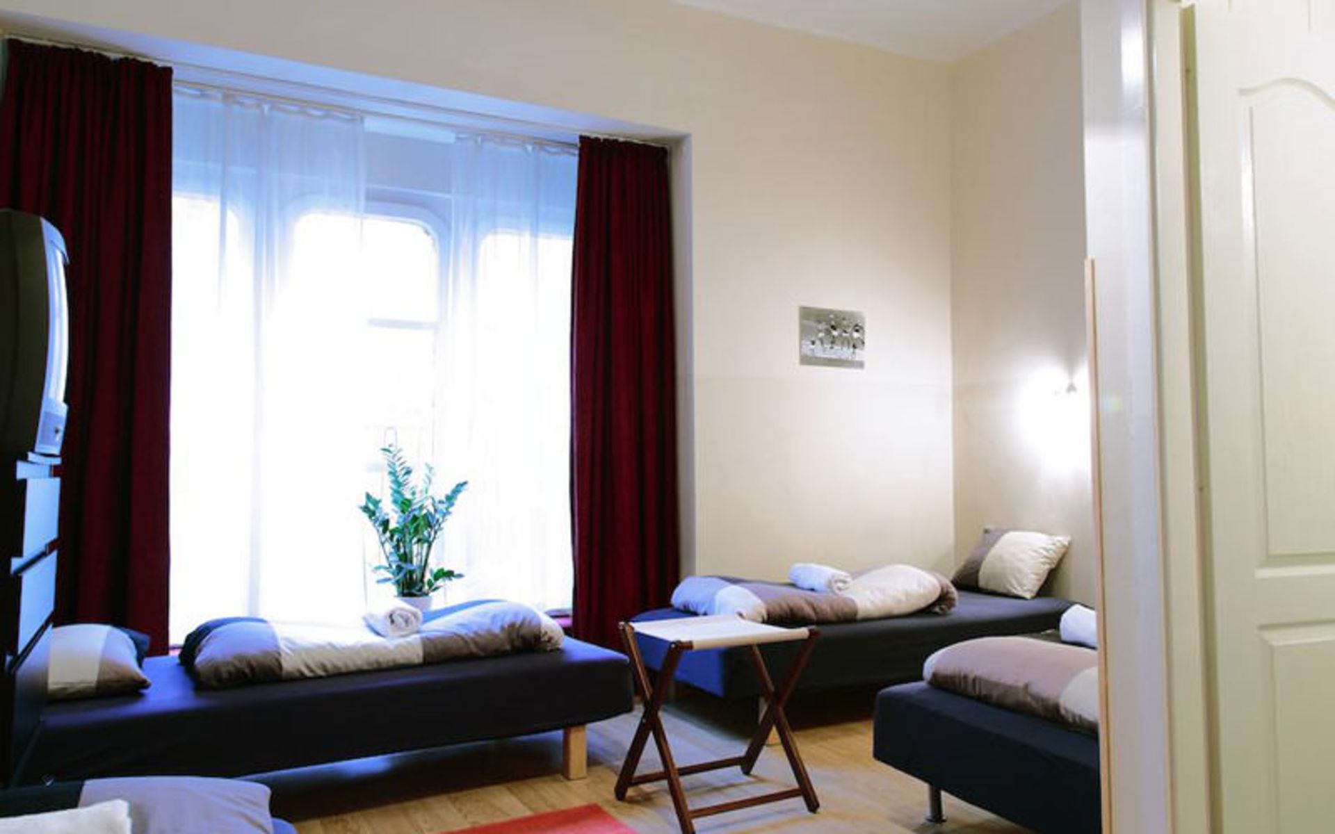 هتل ماوریک هاستل انسویت (Maverick Hostel & Ensuites)