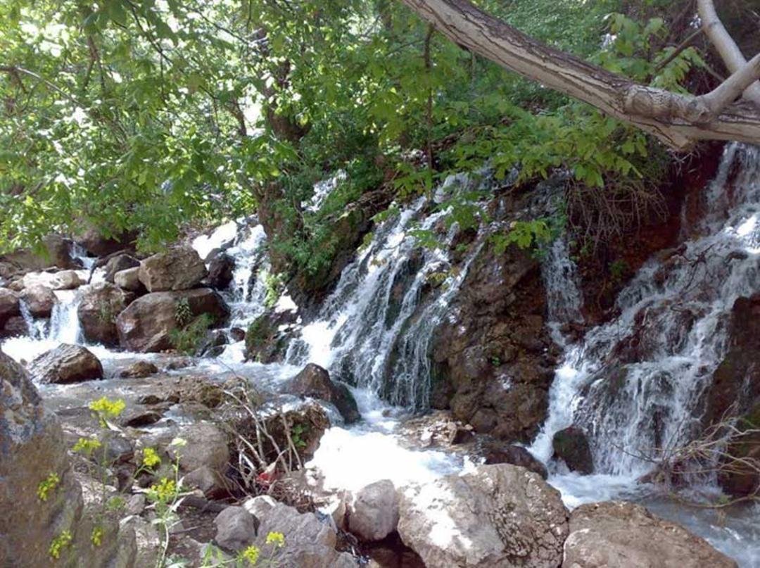 آبشار بار نیشابور در منطقه ای سرسبز
