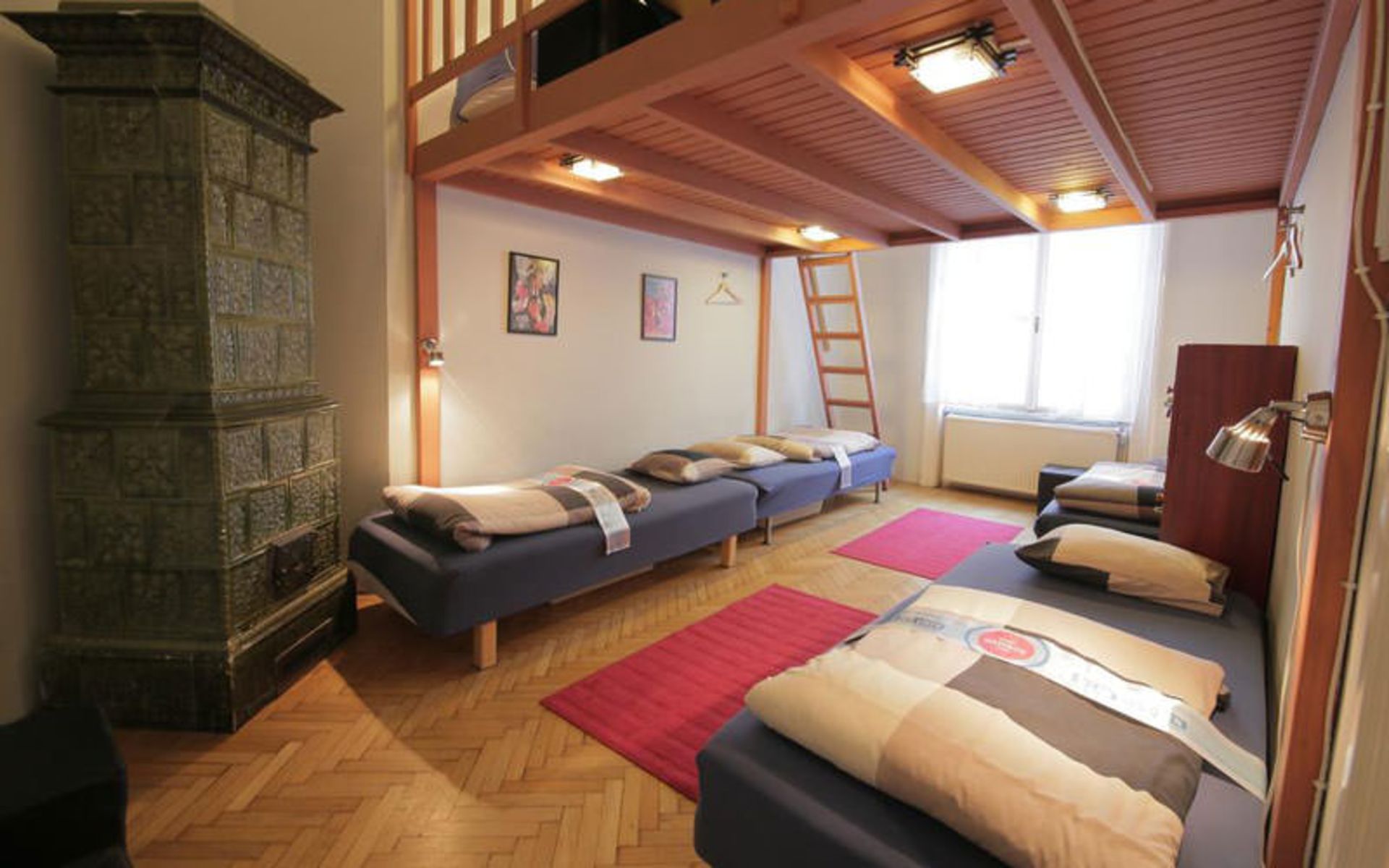هتل ماوریک هاستل انسویت (Maverick Hostel & Ensuites)