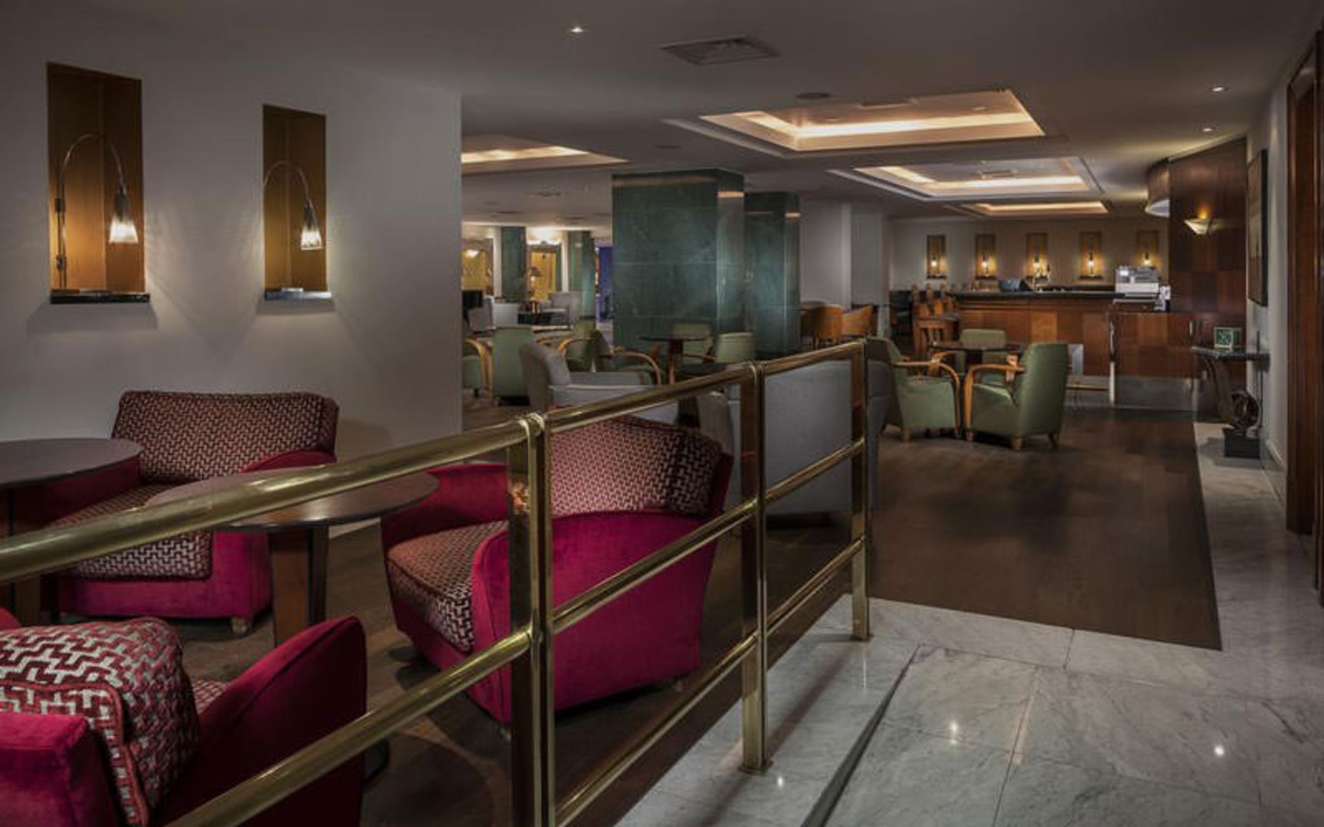 هتل رادیسون بلو آلکرُن (Radisson Blu Alcron Hotel)