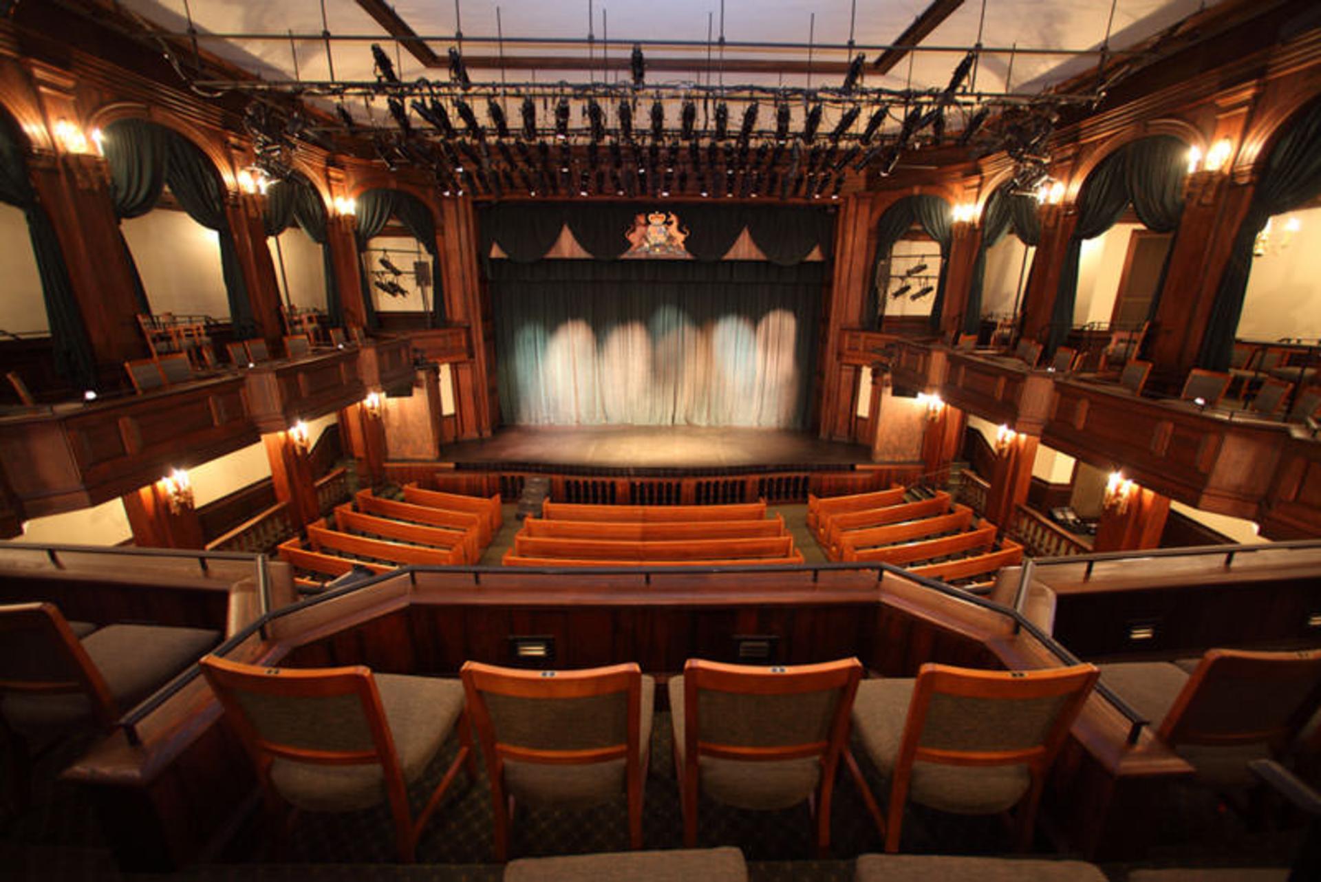 تئاتر خیابان داک (Dock Street theatre)
