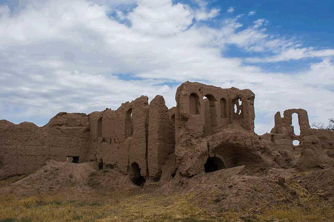 بقایای خشتی قلعه لک لک آشیان