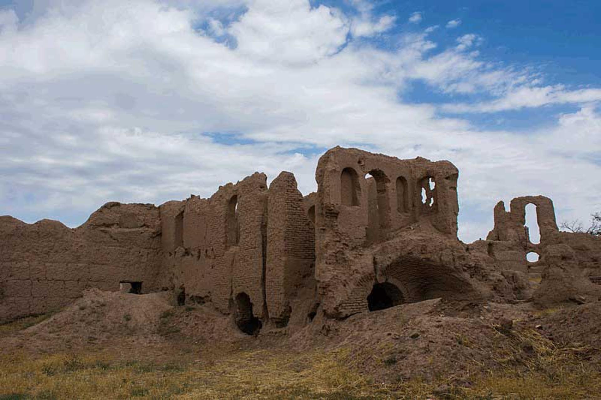 بقایای خشتی قلعه لک لک آشیان