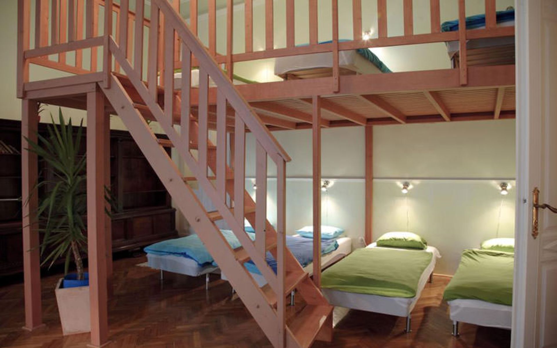 هتل ماوریک هاستل انسویت (Maverick Hostel & Ensuites)