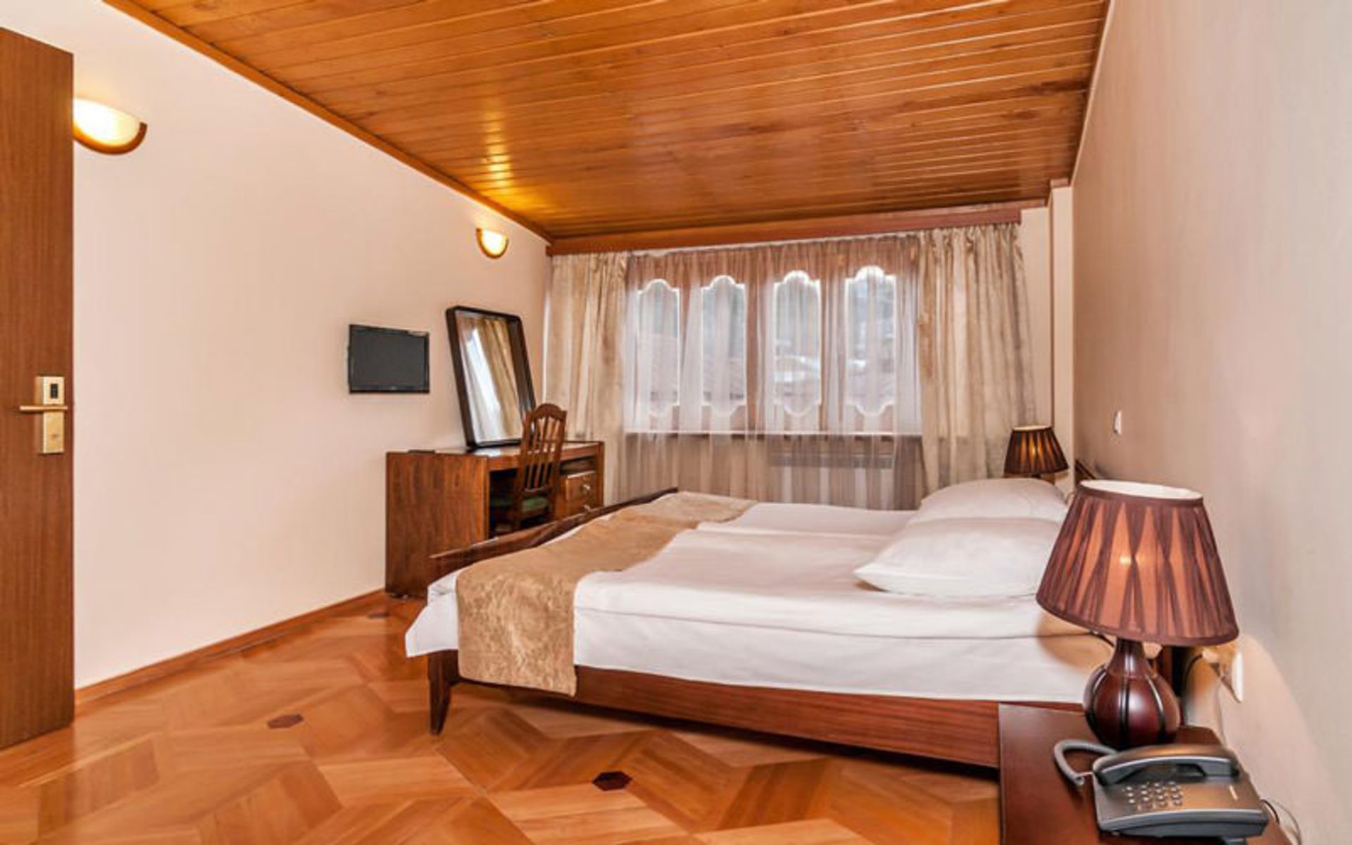 هتل وی‌ای پی (Hotel VIP)
