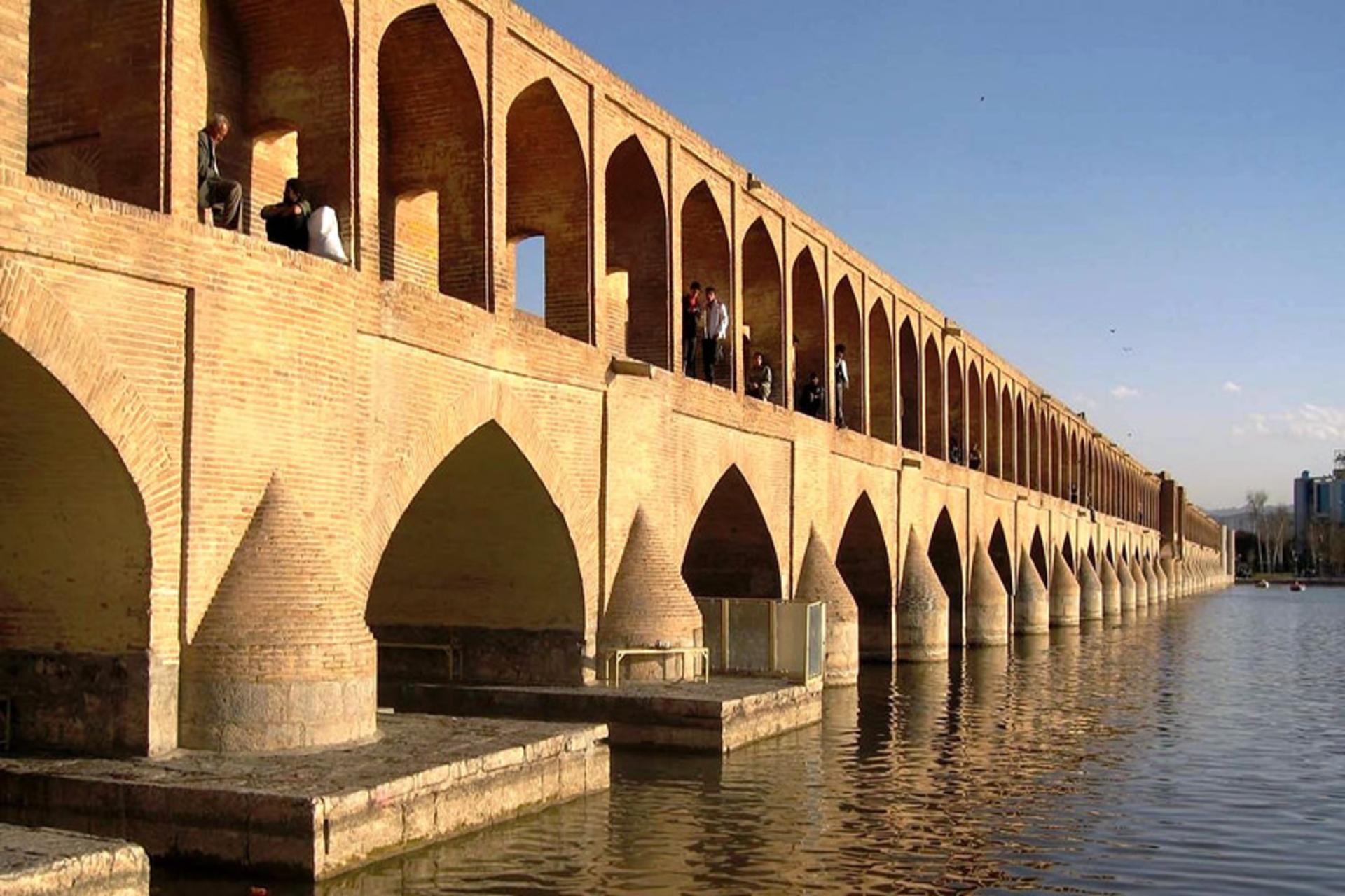 سی و سه پل 