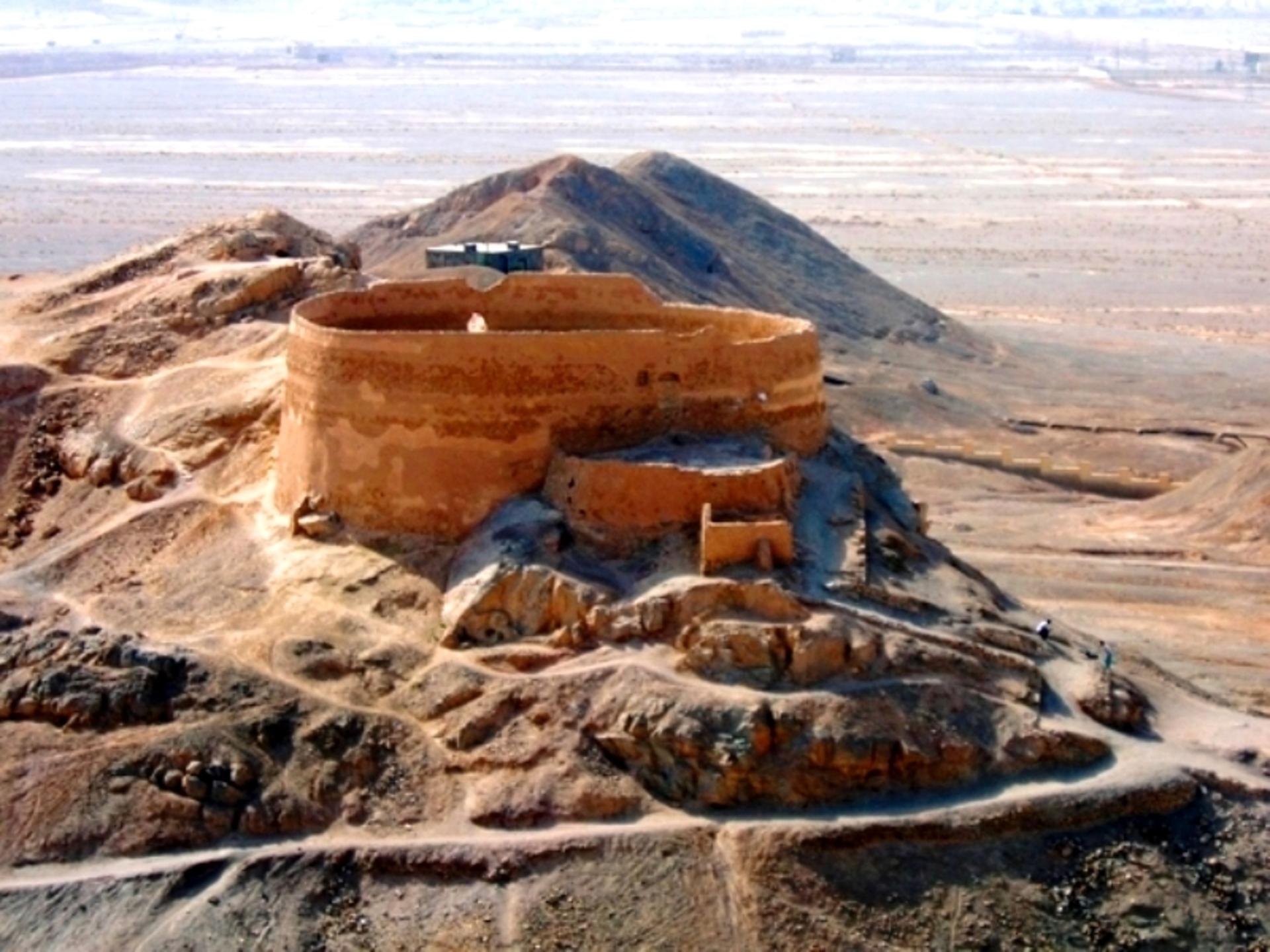 دخمه زرتشتیان (برج سکوت) یزد