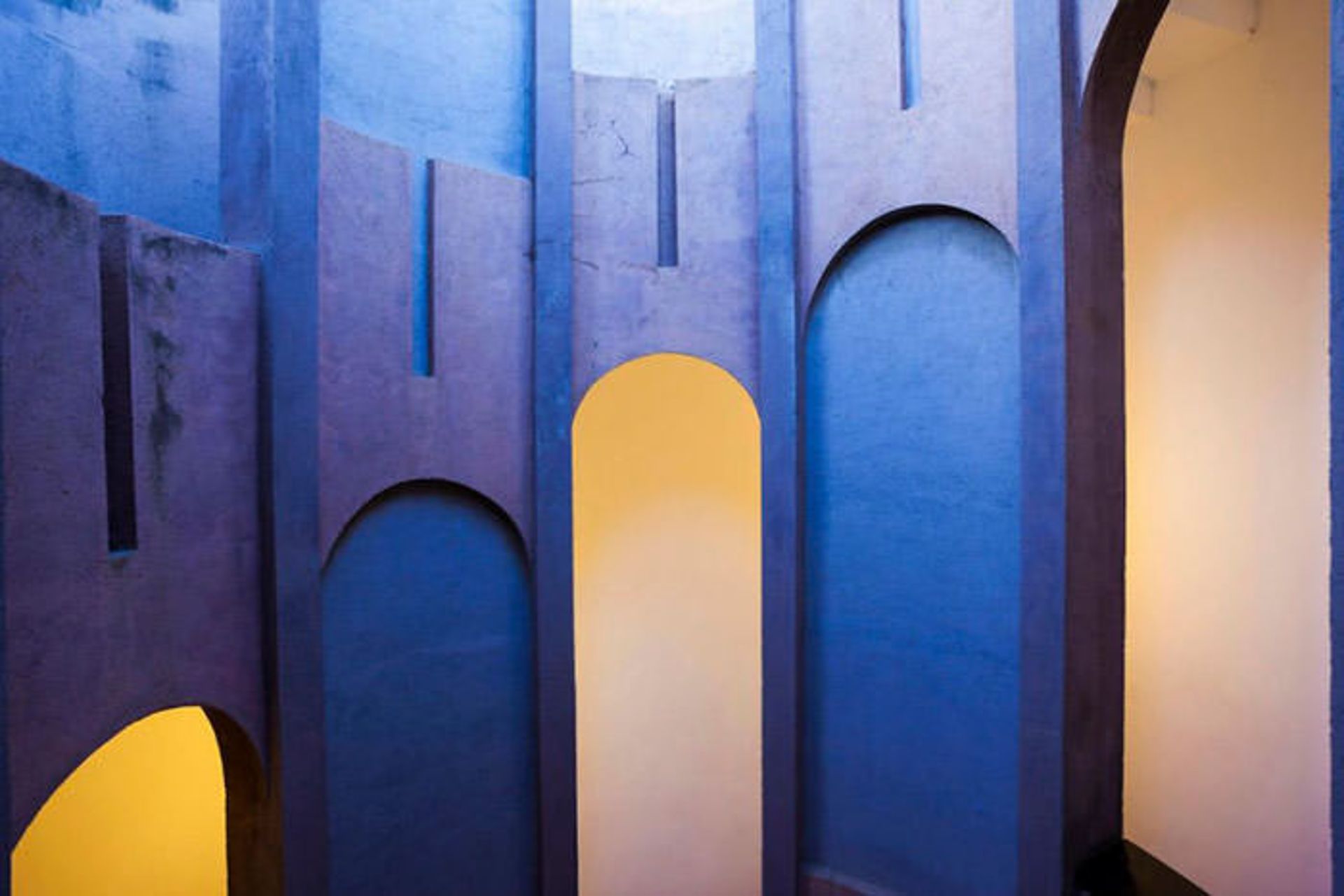 معمار اسپانیایی و تبدیل یک کارخانه سیمانی متروکه به خانه ای امروزی و مدرن