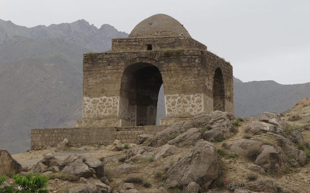 چهارطاقی نیاسر در ارتفاعات غرب نیاسر کاشان