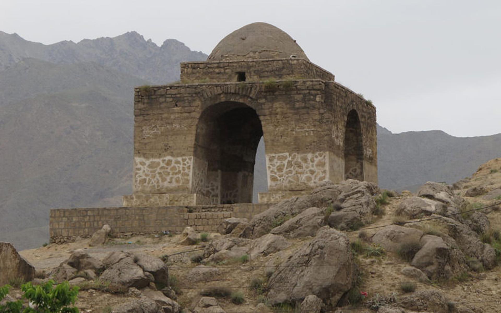 چهارطاقی نیاسر در ارتفاعات غرب نیاسر کاشان