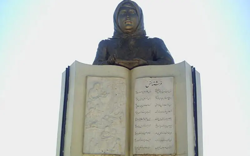 مجسمه پروین اعتصامی