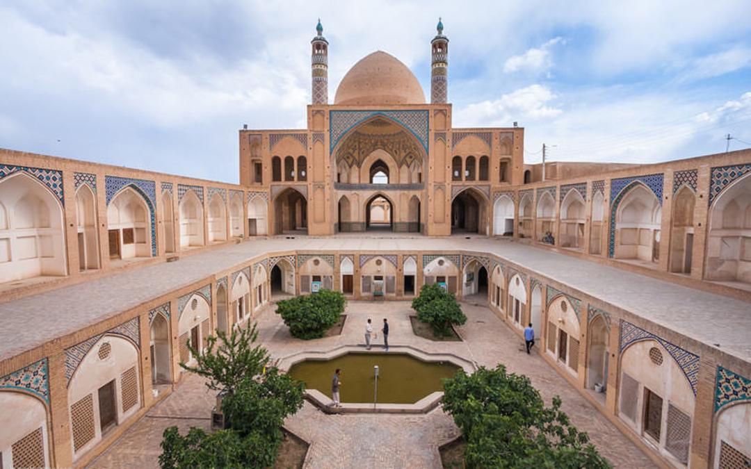 نمایی از حیاط مسجد و مدرسه آقا بزرگ کاشان