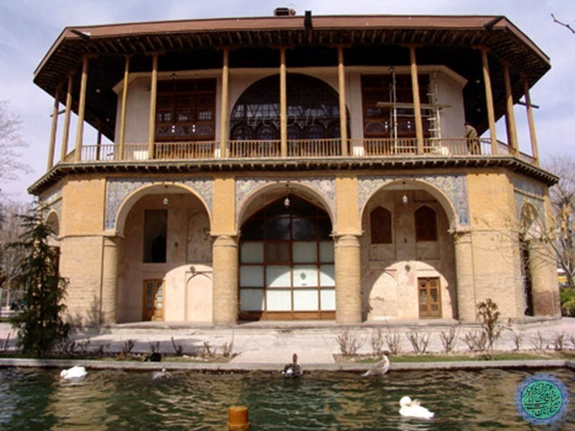 کاخ چهل‌ستون (کلاه‌فرنگی)