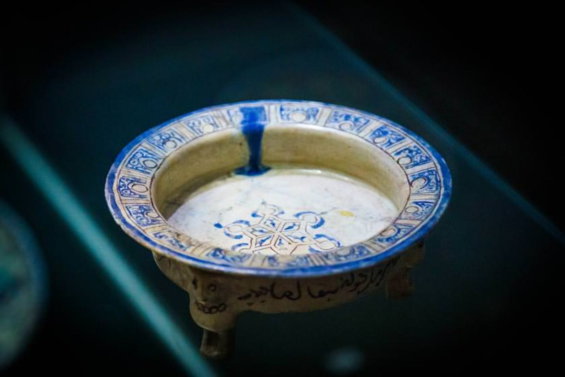 سفالینه با نقوش رنگارنگ 