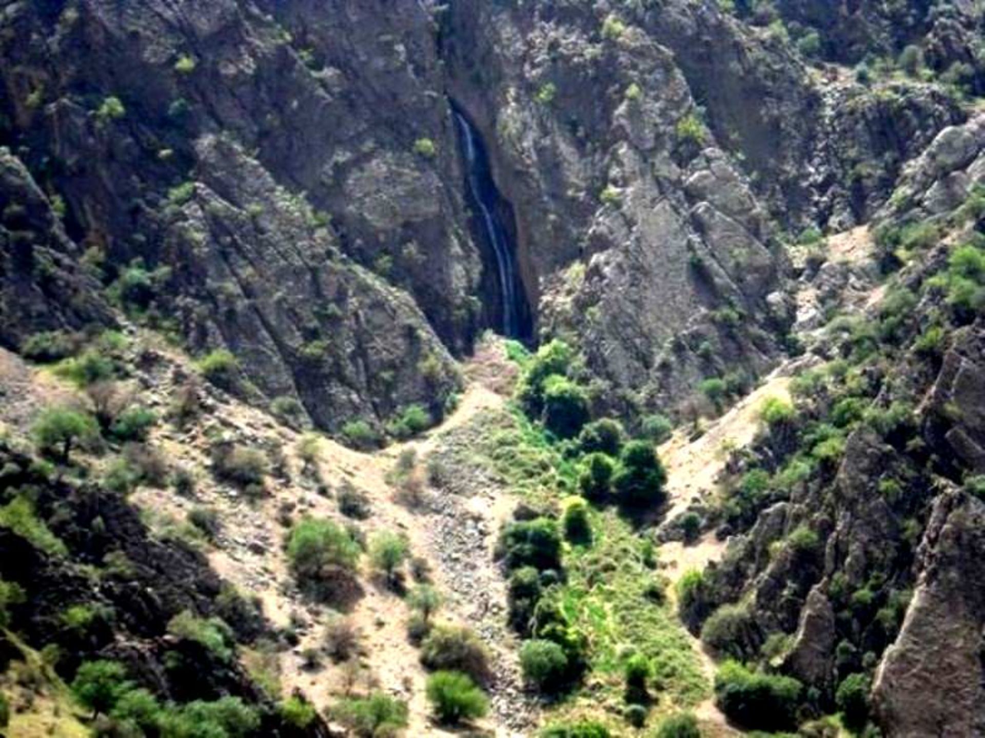 دره عشق و آبشار