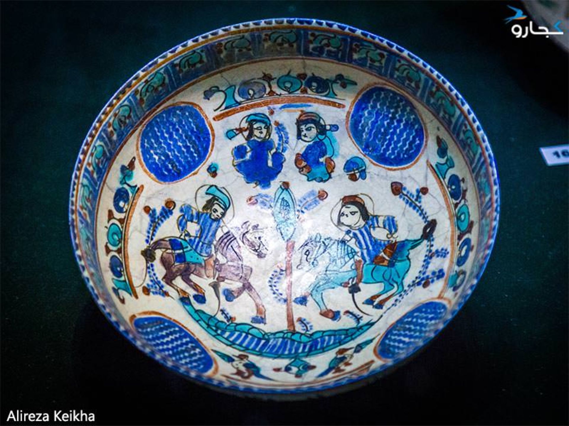 سفالینه با نقوش رنگارنگ 