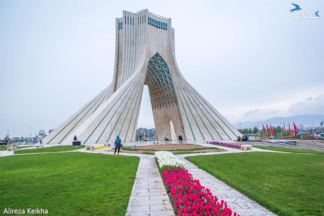 میدان آزادی - گل لاله