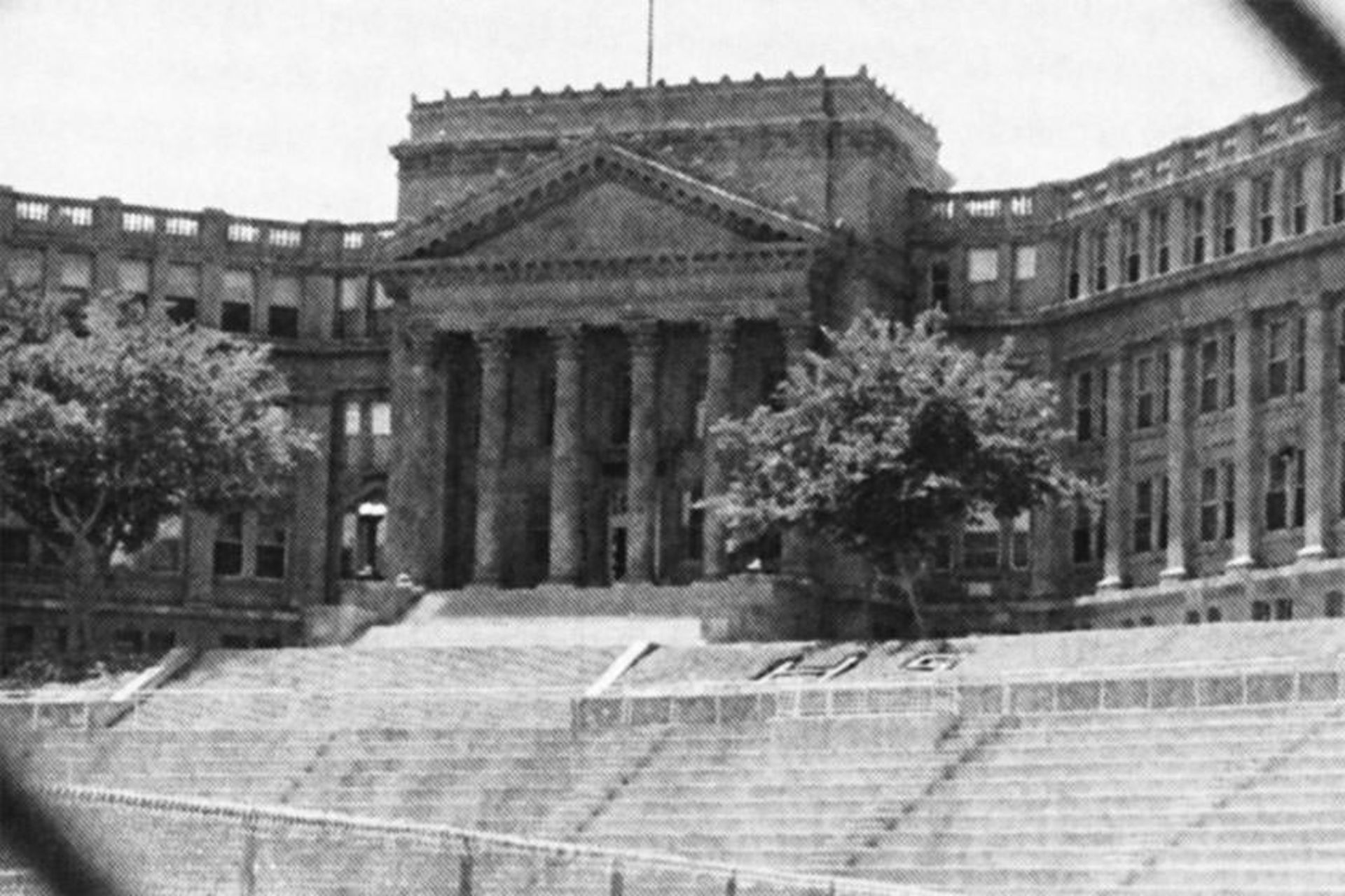 دبیرستان های تسخیر شده