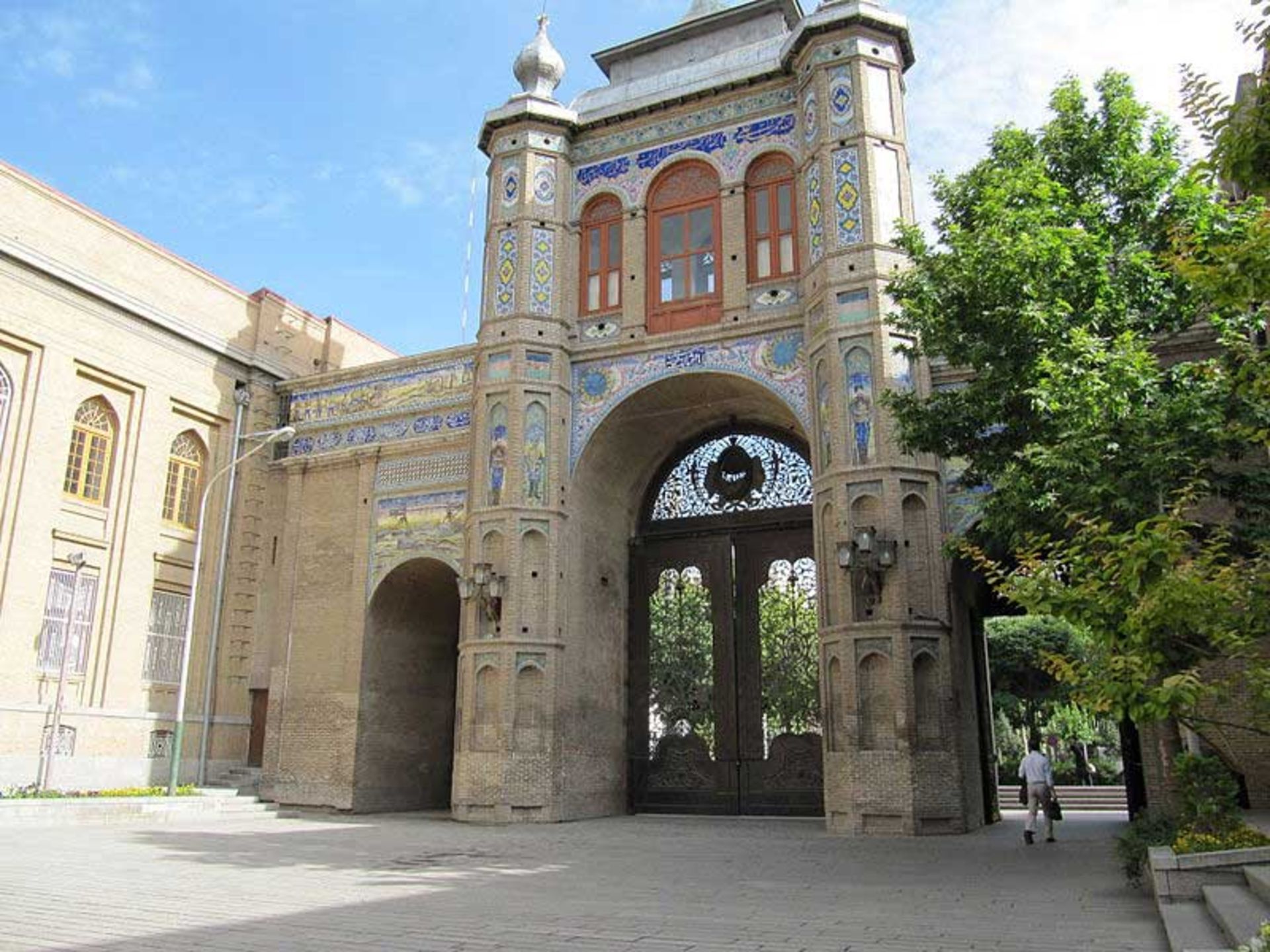 نقاره زنی در سردر باغ ملی