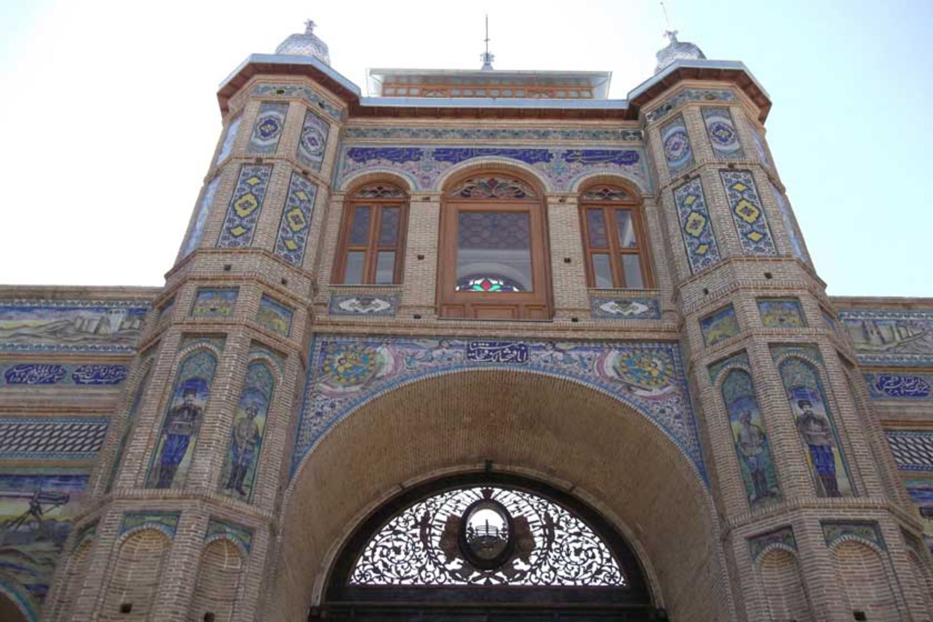 نقاره زنی در سردر باغ ملی