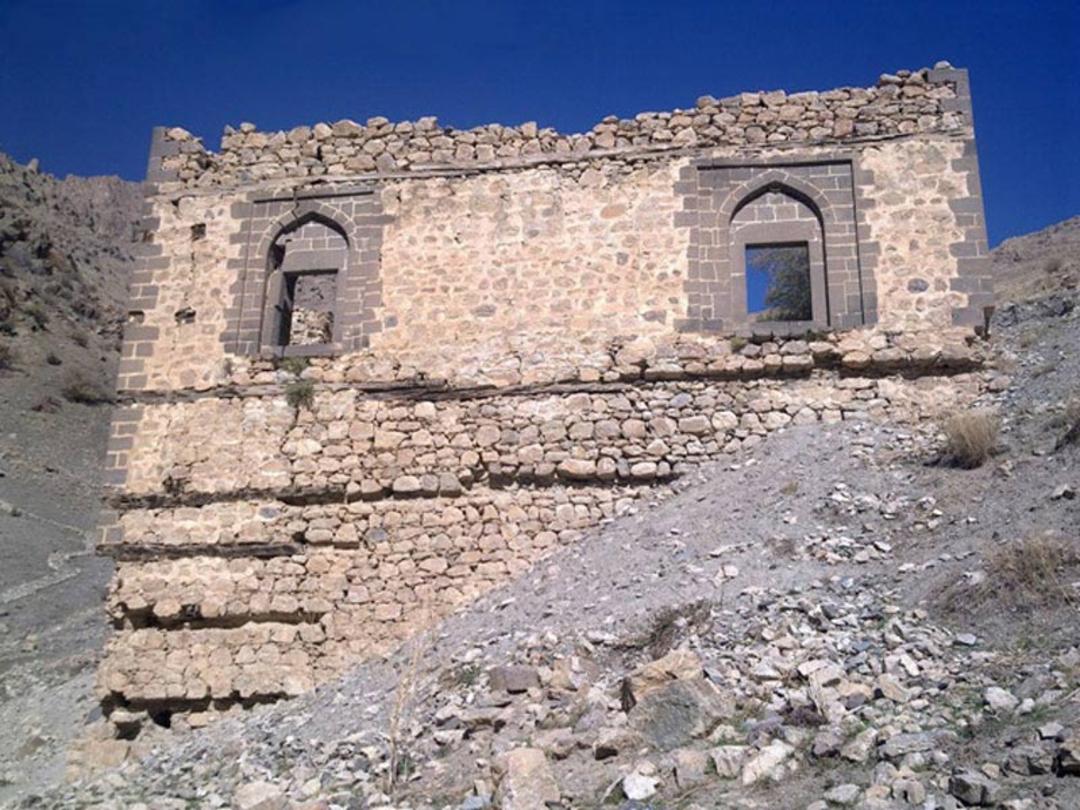 بقایای دیوارهای سنگی قلعه بردوک ارومیه