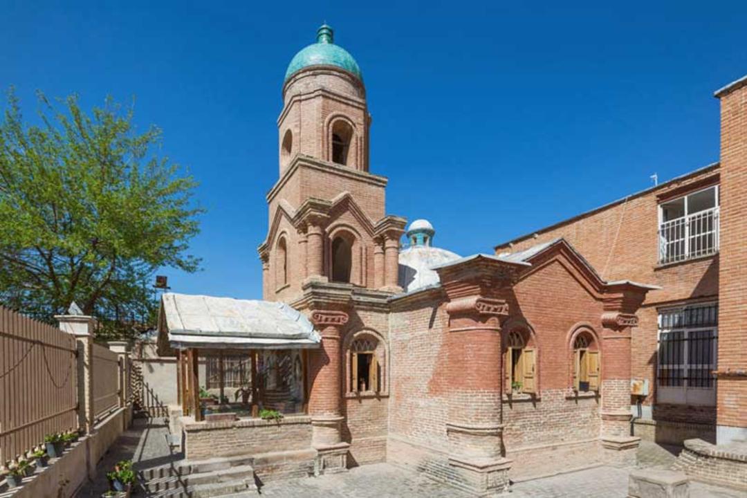 نمایی از محوطه بیرونی کلیسای کانتور قزوین