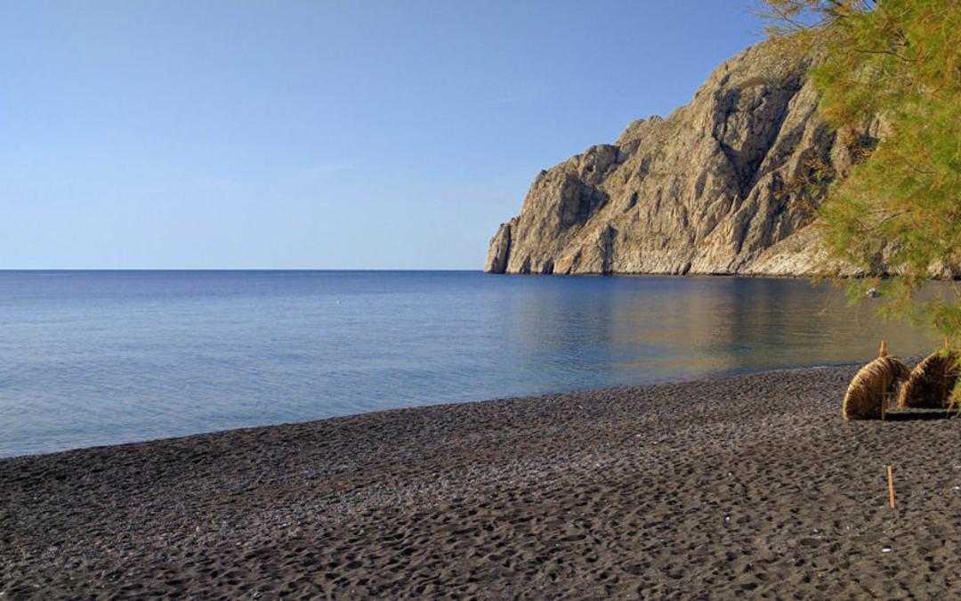 ساحل کاماری در شهر سانتورینی یونان