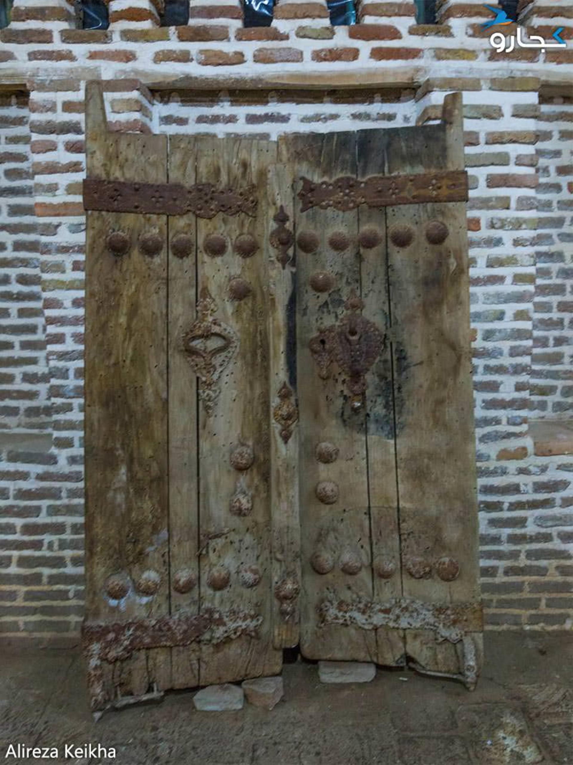 گالری حسینیه امینی ها (درب قدیمی به نمایش در آمده در گالری حسینیه امینی‌ها)
