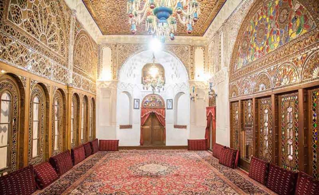 تزئینات داخلی و در و پنجره های چوبی حسینیه امینی ها قزوین