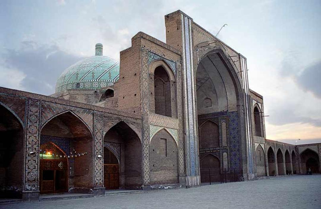 ایوان و گلدسته مسجد جامع قزوین از نمای صحن مسجد