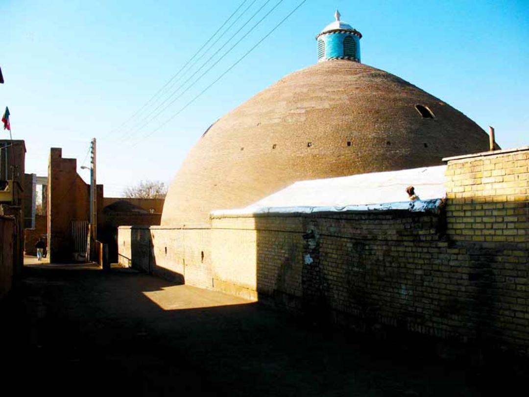 گنبد بزرگ و خشتی آب انبار سردار بزرگ قزوین