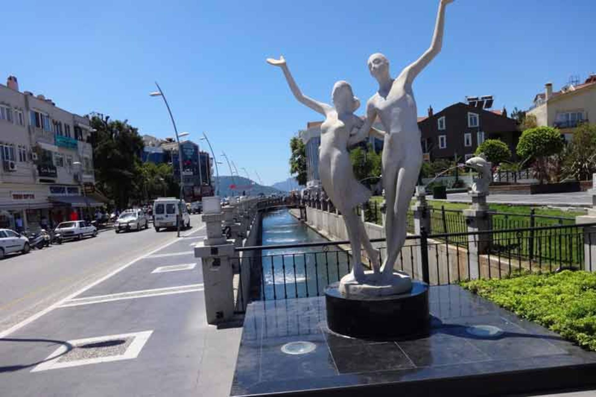 میدان جوانان ۱۹ مارس مارماریس