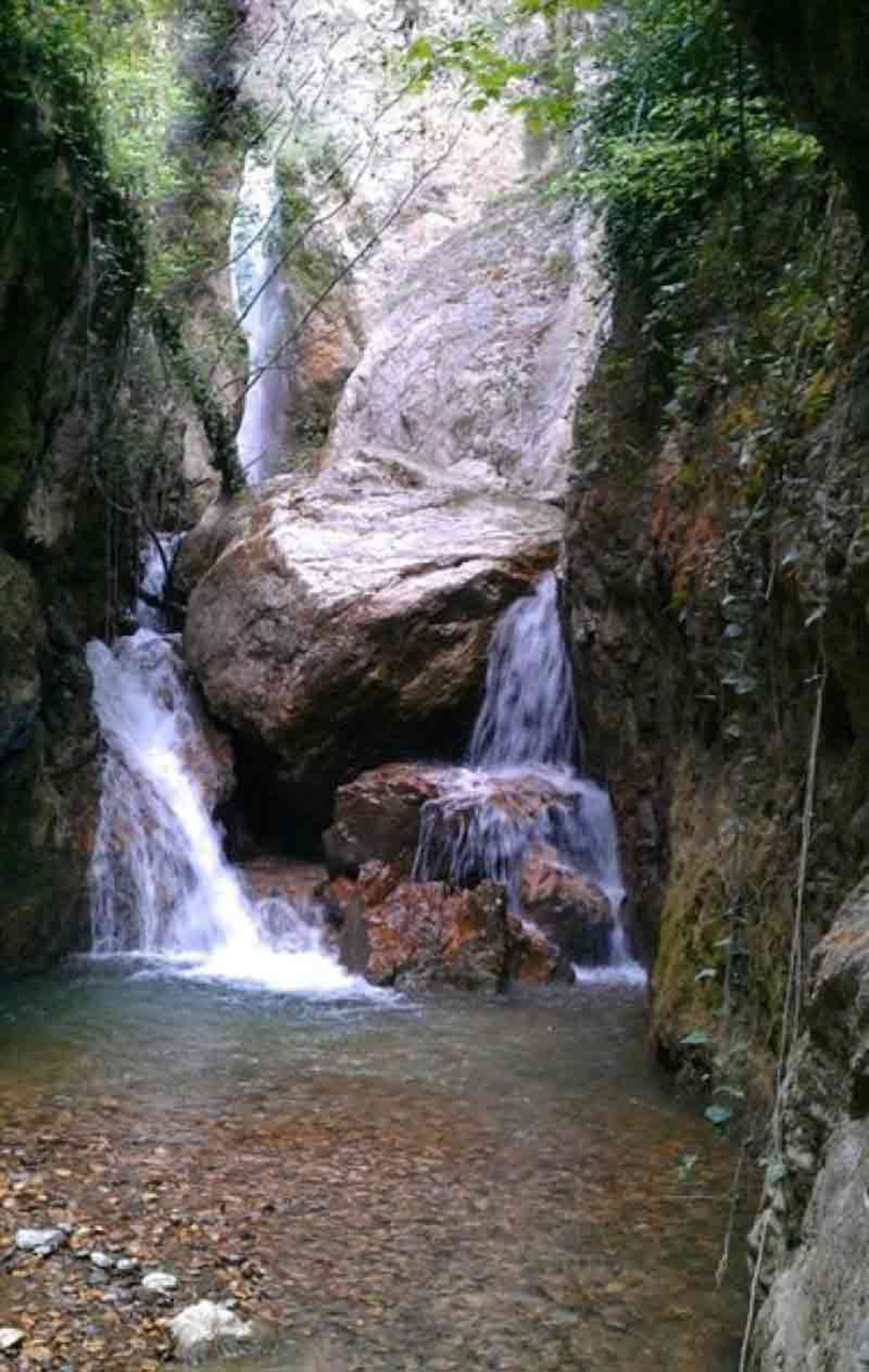 آبشار ونوش در میان تخته سنگ های بزرگ