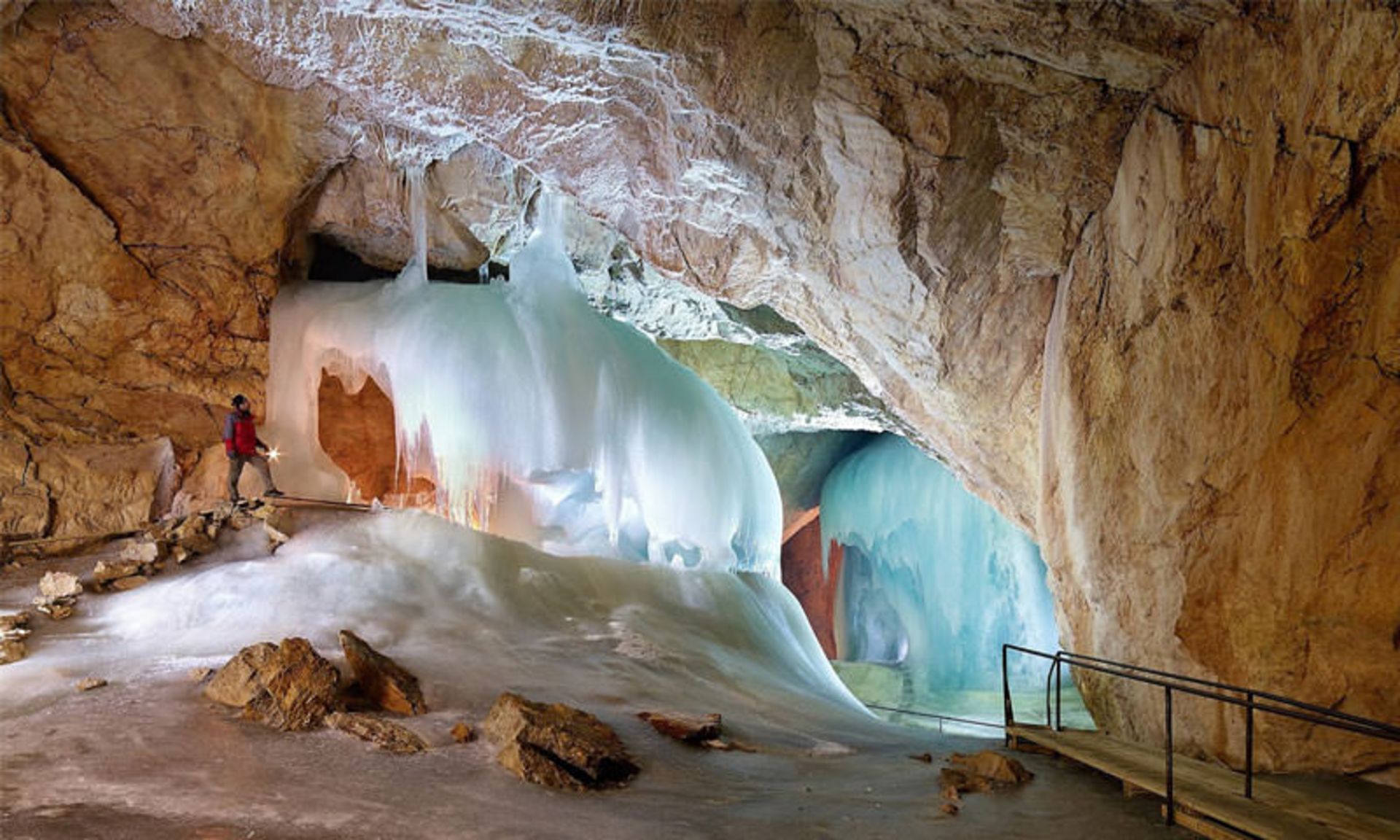بزرگ ترین غار یخی جهان، «آیس ریزن ولت»(Eisriesenwelt)