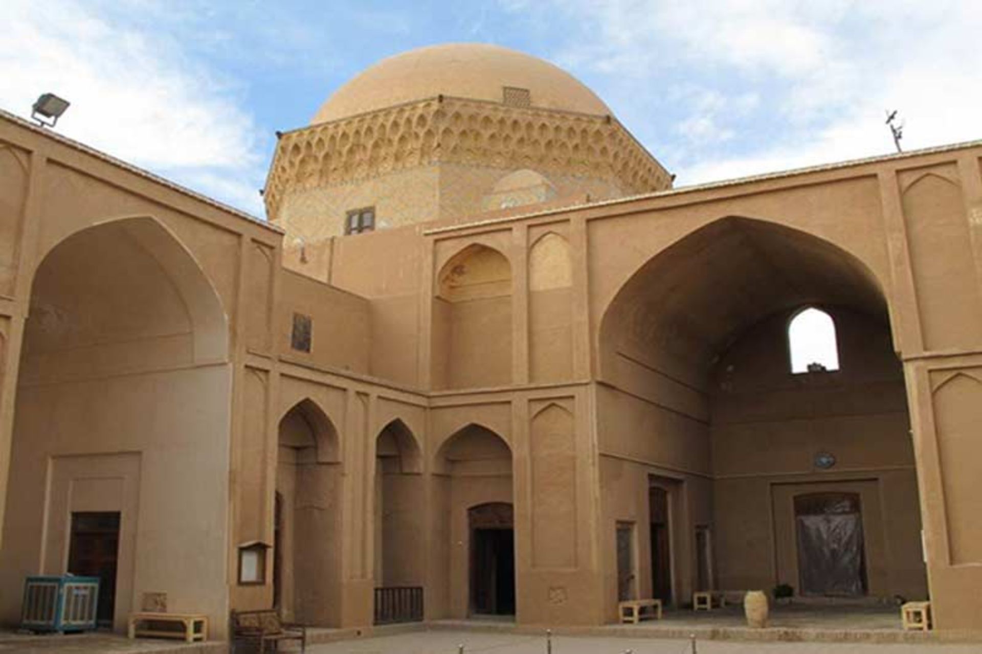 حیاط زندان اسکندر یا مدرسه ضیاییه یزد