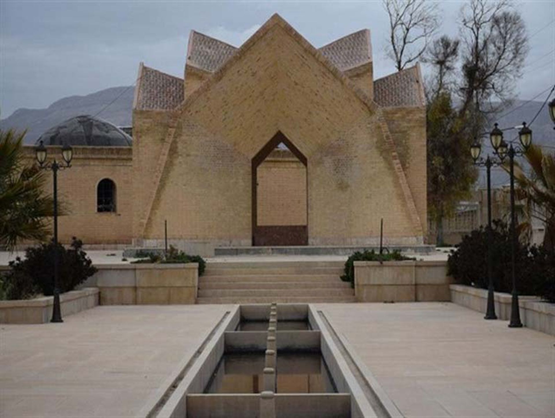 مقبره استاد خوشنویس میرزا احمد نی ریزی