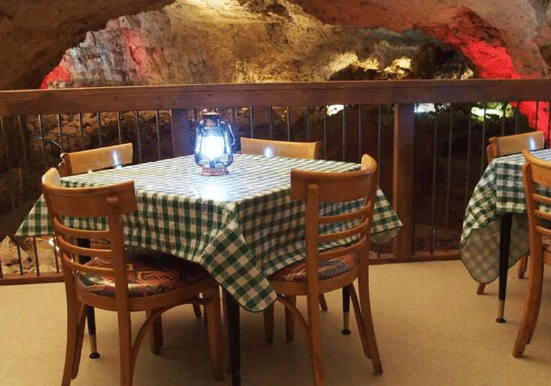 رستوران زیرزمینی Carvens Grotto 