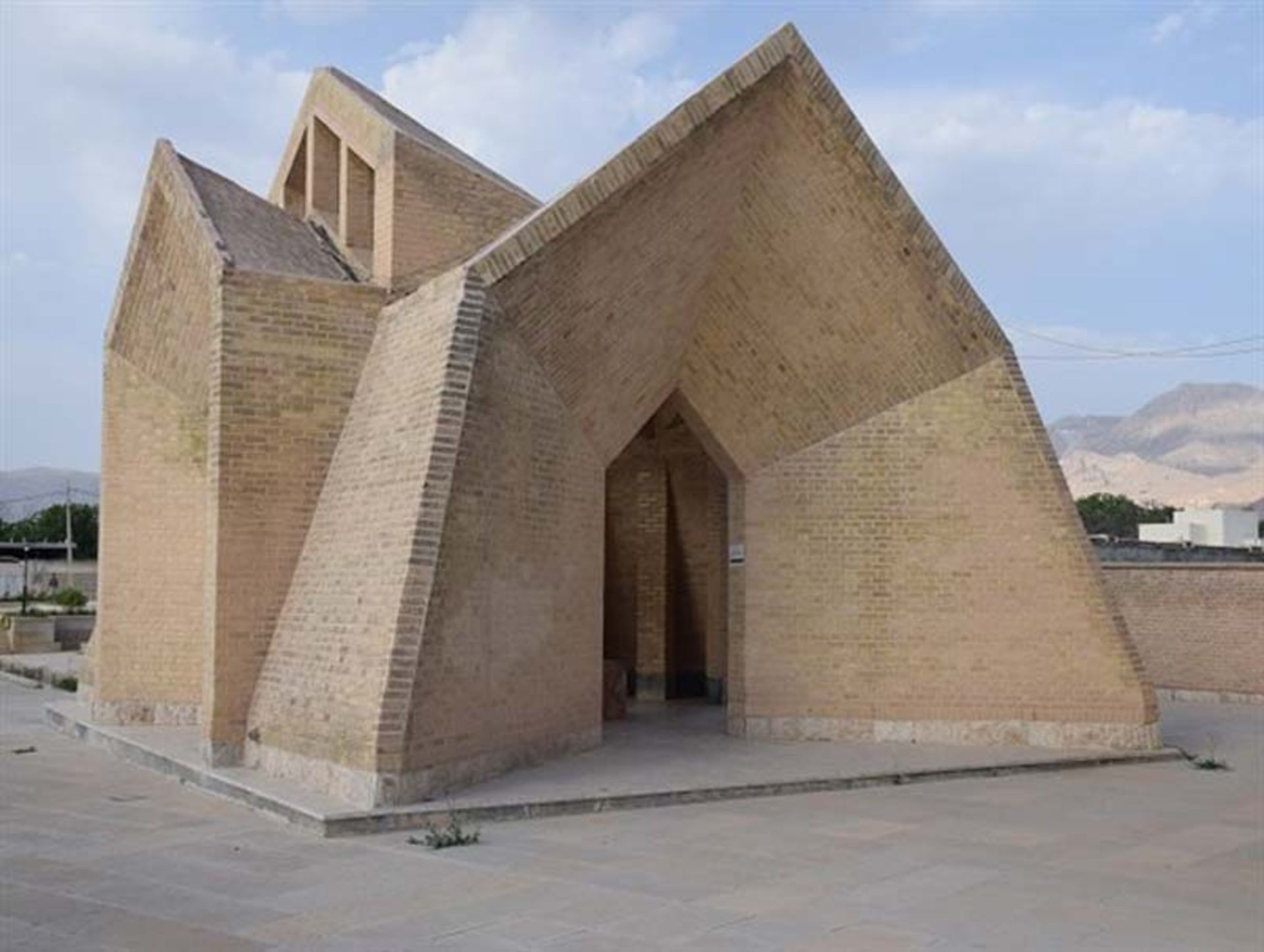 مقبره استاد خوشنویس میرزا احمد نی ریزی